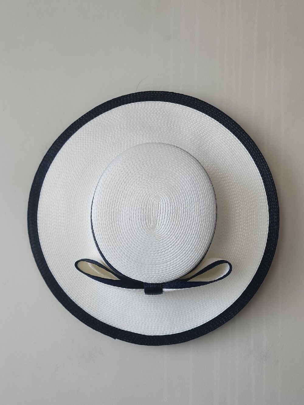 Classic White Straw Sun Hat with Black Trim and Bow. New Without Tag - Picture 4 of 14